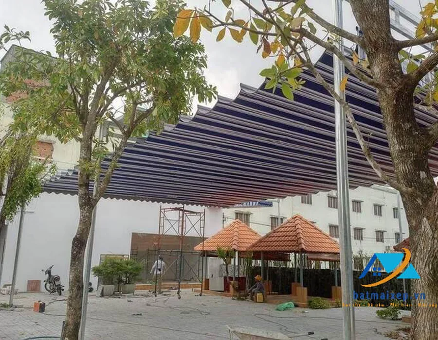 Mái xếp che sân quán cafe